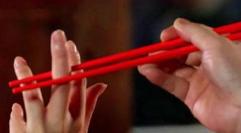 红筷子夹左手中指去除鬼附身？红筷子有什么迷信的说法