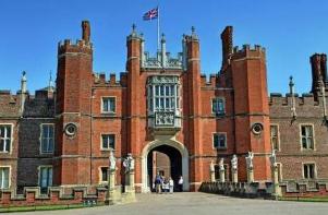 英国汉普顿宫闹鬼事件真相，神秘身影是英王的妻子游魂？