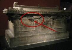 民国年间诡异事件：墙中藏棺，十八年后渗出血迹。