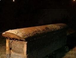 小镇灵异事件：古镇挖出的棺木，墓底白虾！