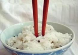 筷子可以斜插在碗里吗，筷子插在饭上要死人是迷信