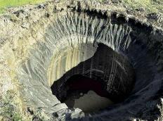 俄罗斯西伯利亚天坑之谜，地下甲烷爆炸形成的末日天坑
