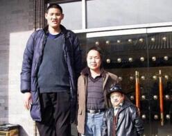 巨人赵亮身高2.46米，险成另一个姚明(如今征婚找老婆)