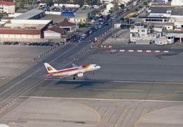 西班牙直布罗陀机场，世界唯一汽车与飞机共用车道