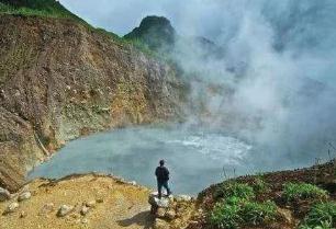 多米尼加神奇的沸水湖，世界唯一常年沸腾湖水(湖边温度高达90度)
