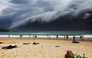 揭秘末日景象般的风暴云，从大海袭来的澳洲风暴云就像恶魔降临