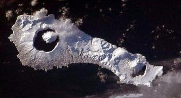 温弥尔古丹岛在哪里，俄罗斯千岛群岛中(9000年前火山喷发形成)