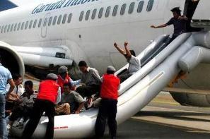 飞机迫降为什么要脱鞋，害怕鞋划破充气滑梯/影响飞机乘客逃生