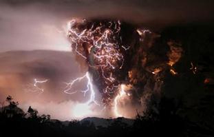 火山爆发为什么有闪电，烟尘摩擦带电遇冷空气形成（宛如世界末日）
