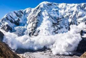 探索雪崩是怎么形成的，雪堆底部形成白霜达到临界点爆发