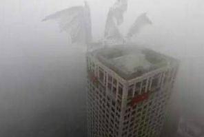 揭秘中国雾霾巨型不明生物真相，蝙蝠翅膀和庞大身躯比摩天大楼还高