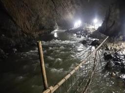 为什么不能进地下暗河，高铁隧道挖到地下暗河/卡车瞬间被洪水吞没