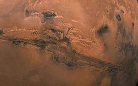 火星表面纹身图案之谜，火星风暴刮起粉尘形成奇特图案
