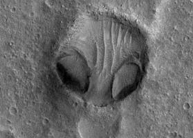 火星现外星人脸引猜想外星人存在的证据/NASA称陨石撞击的巧合