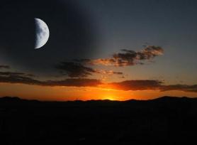 为什么太阳白天出来，月亮晚上出现原因（太阳光太强看不到月亮）