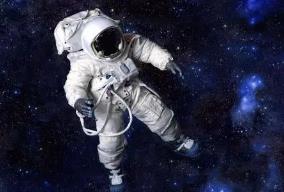 为什么宇航员能在太空飘起来，脱离地心引力是错误答案/因为离心力