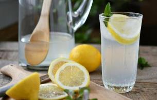 柠檬水的功效与作用及禁忌，美容养颜抗衰老/改善血液循环和口气
