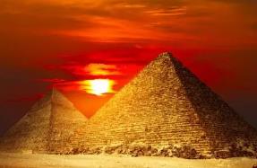 玛雅金字塔和埃及金字塔的区别，外观迥异/一个是陵墓/一个是祭坛