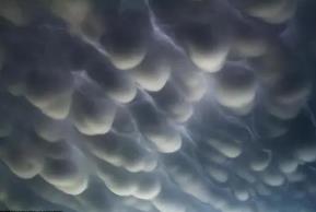 罕见自然现象乳房云之谜，呼之欲出的爆乳云朵（气流造成）