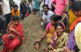 印度祭祀女神风俗骇人，百余儿童被活埋一分钟