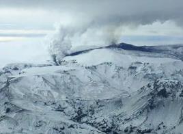 赤道火山口上的冰川之谜，火山附近被冰雪覆盖(水火相融)
