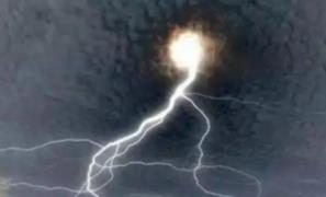 罕见球状闪电之谜，宙斯之杖闪电劈下的火球(自然现象)