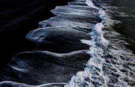 冰岛维克小镇黑色沙滩之谜，海底火山喷发成黑沙石(奇观)