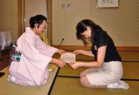 日本人为什么喜欢跪在地上，难道坐着不舒服吗？（日本习俗）