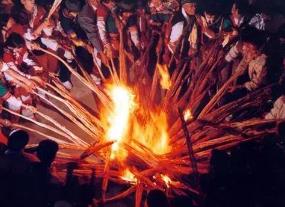古老传统的彝族火把节，彝族人民的新年(农历6月24日)